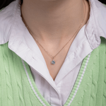 Wisiorek z niebieskim topazem od Venetia Jewels na delikatnym łańcuszku, idealny na każdą okazję