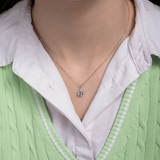 Wisiorek z niebieskim topazem od Venetia Jewels na delikatnym łańcuszku, idealny na każdą okazję