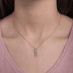 Wisiorek z ogniwami łańcucha złoto 14k zawieszony na cienkim łańcuszku, idealny na każdą okazję