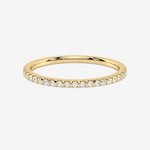 Złota obrączka z brylantami od Venetia Jewels z delikatnym wykończeniem i eleganckim designem