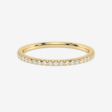 Złota obrączka z brylantami od Venetia Jewels z delikatnym wykończeniem i eleganckim designem