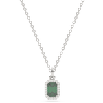 Elegancka złota zawieszka ze szmaragdem w srebrnym naszyjniku, idealna na wyjątkowe okazje