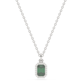 Elegancka złota zawieszka ze szmaragdem w srebrnym naszyjniku, idealna na wyjątkowe okazje