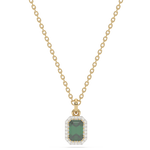 Złota zawieszka ze szmaragdem w eleganckiej oprawie z diamentami na delikatnym łańcuszku