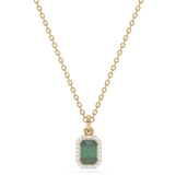 Złota zawieszka ze szmaragdem w eleganckiej oprawie z diamentami na delikatnym łańcuszku