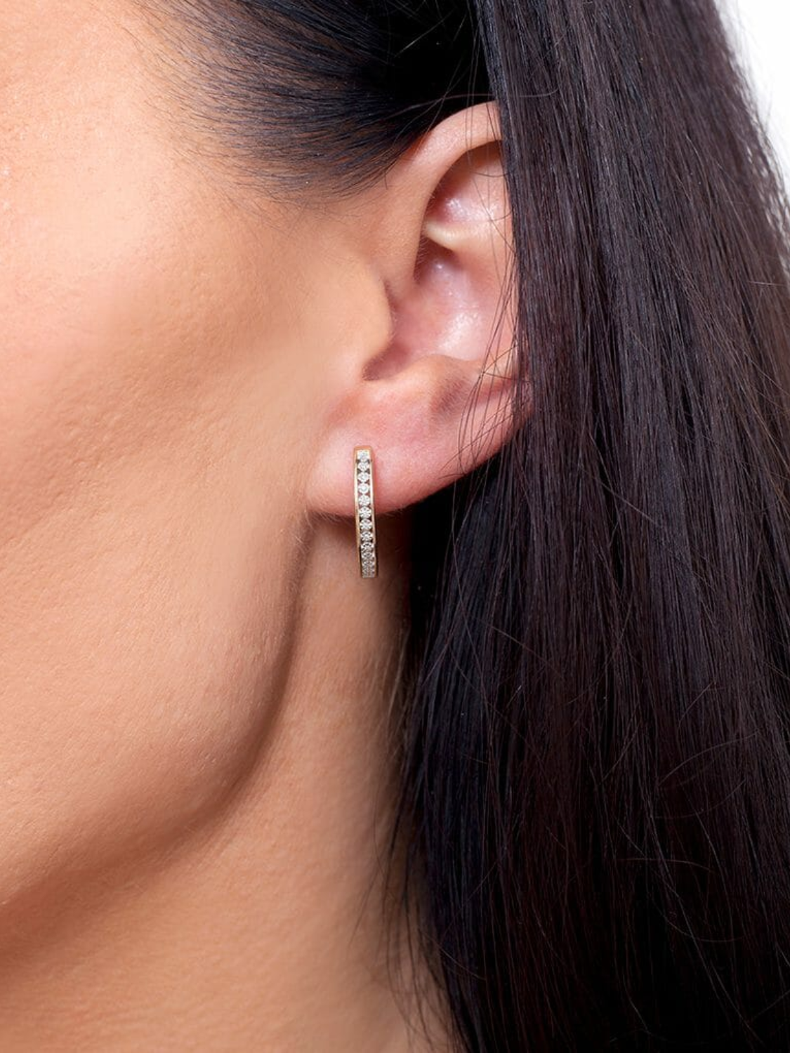 Eleganckie złote kolczyki z angielskim zapięciem idealne do codziennych i wieczorowych stylizacji