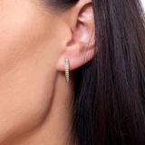 Eleganckie złote kolczyki z angielskim zapięciem idealne do codziennych i wieczorowych stylizacji