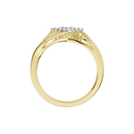 Złoty pierścionek z brylantami o eleganckim designie i błyszczących detalach