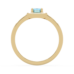 Złoty pierścionek z brylantami i akwamarynem z subtelnym designem i eleganckim wykończeniem.