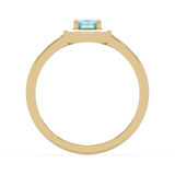 Złoty pierścionek z brylantami i akwamarynem z subtelnym designem i eleganckim wykończeniem.