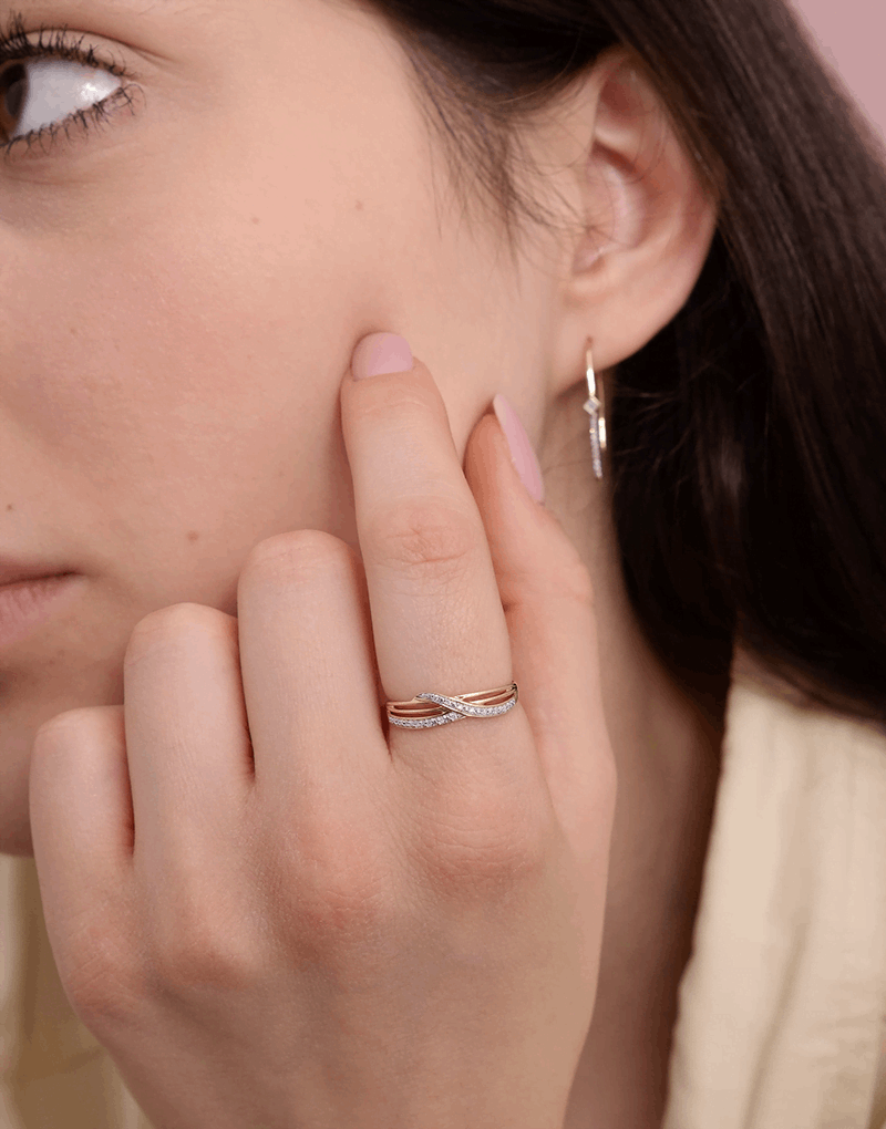 Złoty pierścionek z brylantami na palcu, elegancko podkreślający urodę biżuterii Venecia Jewels