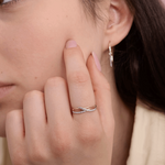 Złoty pierścionek z brylantami na palcu, elegancko podkreślający urodę biżuterii Venecia Jewels