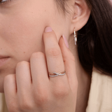 Złoty pierścionek z brylantami na palcu, elegancko podkreślający urodę biżuterii Venecia Jewels