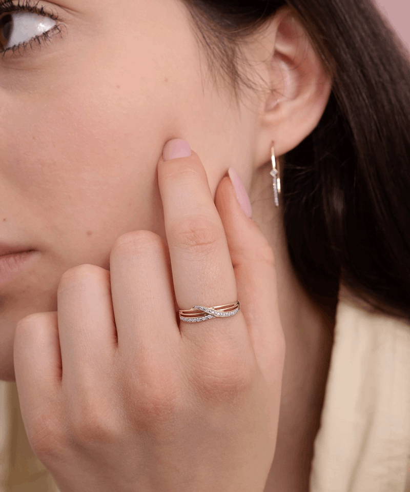 Złoty pierścionek z brylantami na palcu, elegancko podkreślający urodę biżuterii Venecia Jewels