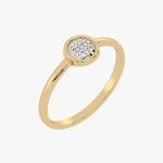 Złoty pierścionek z brylantami o prostym wzorze, idealny na każdą okazję.