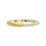 Złoty pierścionek z brylantami o eleganckim wzorze z plecionką, idealny na każdą okazję