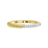 Złoty pierścionek z brylantami o eleganckim wzorze z plecionką, idealny na każdą okazję