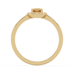 Elegancki złoty pierścionek z brylantami o klasycznym designie, idealny na wyjątkowe okazje