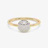 Złoty pierścionek z brylantami w okrągłej formie z delikatnym, minimalistycznym designem