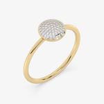 Elegancki złoty pierścionek z brylantami o okrągłej, błyszczącej powierzchni