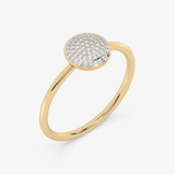 Elegancki złoty pierścionek z brylantami o okrągłej, błyszczącej powierzchni