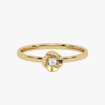 Złoty pierścionek z brylantem w kształcie kwiatu, idealny na wyjątkowe okazje