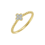 Złoty pierścionek z koniczynką i brylantami od Venetia Jewels z delikatnym, kulistym wzorem