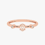 Złoty pierścionek z morganitem z delikatnym diamentowym zdobieniem po bokach