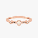 Złoty pierścionek z morganitem z delikatnym diamentowym zdobieniem po bokach