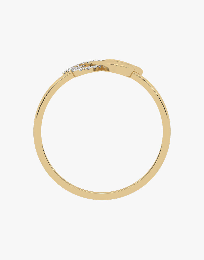 Złoty pierścionek z motylem z delikatnymi dodatkami w eleganckim stylu