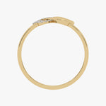 Złoty pierścionek z motylem z delikatnymi dodatkami w eleganckim stylu