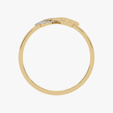 Złoty pierścionek z motylem z delikatnymi dodatkami w eleganckim stylu