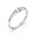 Złoty pierścionek z pół-paskami brylantów z eleganckim wykończeniem i centralnym diamentem