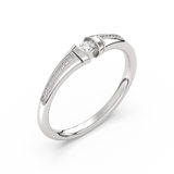 Złoty pierścionek z pół-paskami brylantów z eleganckim wykończeniem i centralnym diamentem