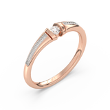 Złoty pierścionek z pół-paskami brylantów o nowoczesnym designie i eleganckim wykończeniu.