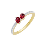 Złoty pierścionek z rubinami i brylantami z delikatnym wykończeniem, idealny na prezent