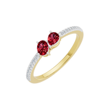 Złoty pierścionek z rubinami i brylantami z delikatnym wykończeniem, idealny na prezent