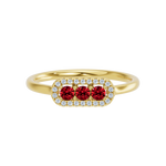 Złoty pierścionek z rubinami i brylantami od Venetia Jewels, elegancki design z trzema rubinami.