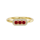 Złoty pierścionek z rubinami i brylantami od Venetia Jewels, elegancki design z trzema rubinami.