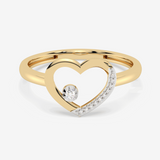 Złoty pierścionek z sercem z diamentem i błyszczącymi detalami, idealny na prezent.
