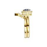 Złoty pierścionek z szafirem z delikatnym wykończeniem i efektownymi kamieniami ozdobnymi