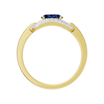 Złoty pierścionek z szafirem i brylantami z eleganckim wykończeniem i błyszczącą obrączką