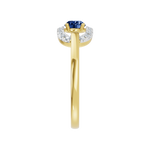 Złoty pierścionek z szafirem i brylantami z eleganckim wykończeniem w prostym stylu