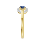 Złoty pierścionek z szafirem i brylantami z eleganckim wykończeniem w prostym stylu