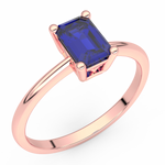 Złoty pierścionek z szafirem w kształcie prostokąta na różowej obrączce ze stali szlachetnej