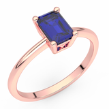 Złoty pierścionek z szafirem w kształcie prostokąta na różowej obrączce ze stali szlachetnej