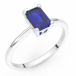 Elegancki złoty pierścionek z szafirem w kształcie prostokąta na srebrnej obrączce