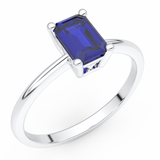 Elegancki złoty pierścionek z szafirem w kształcie prostokąta na srebrnej obrączce