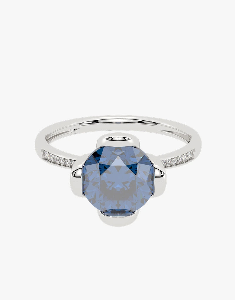 Złoty pierścionek z topazem London Blue z diamentowymi ozdobami, elegancki i efektowny