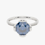 Złoty pierścionek z topazem London Blue z diamentowymi ozdobami, elegancki i efektowny